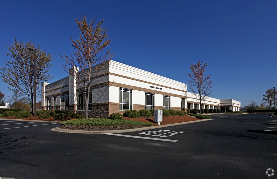 More Photos Of 16325 Northcross Dr, Huntersville Office For Lease