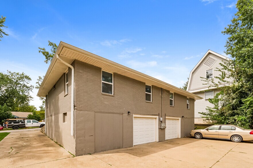 More Photos Of 1911 S Crescent Ave, Independence Multifamily For Sale