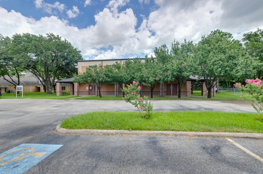 More Photos Of 1411 W Main St, League City Schools For Sale