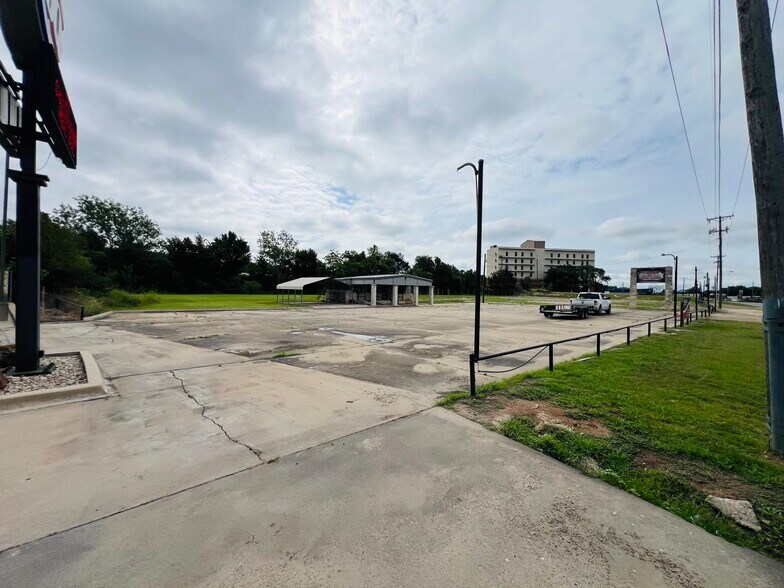More Photos Of 1614 N Main St, Cleburne General Retail For Sale