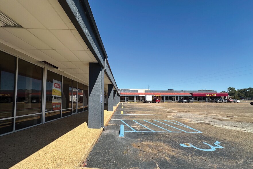 More Photos Of 2855 Ross Clark Cir, Dothan Storefront For Sale