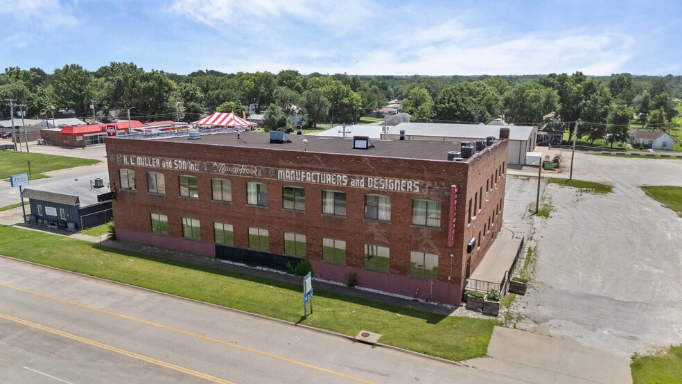 Primary Photo Of 415 W Madison Ave, Iola Restaurant For Sale
