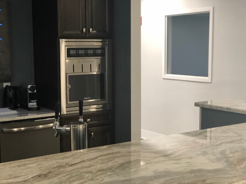 More Photos Of 112 Parker St, Newburyport Research And Development For Lease