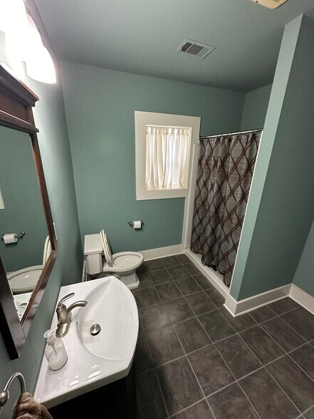 More Photos Of 1014 N Elm St, Denton Office Residential For Lease