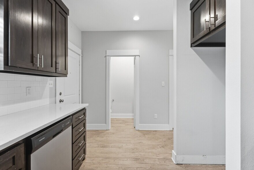 More Photos Of 307 N Henry St, Lindale Apartments For Sale
