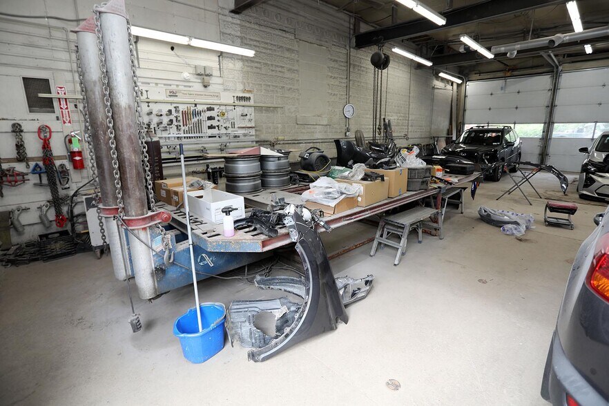 More Photos Of 5013 New York 52, Jeffersonville Auto Repair For Sale
