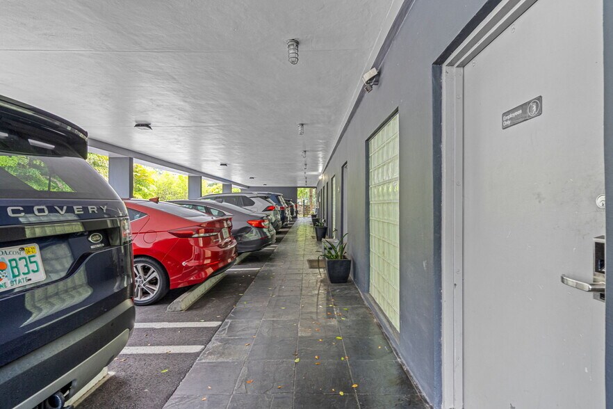 More Photos Of 6330 Manor Ln, South Miami Office For Lease