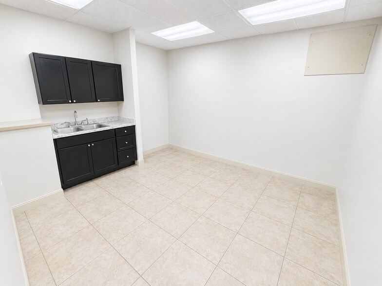 More Photos Of 2902 E Sligh Ave, Tampa Warehouse For Lease