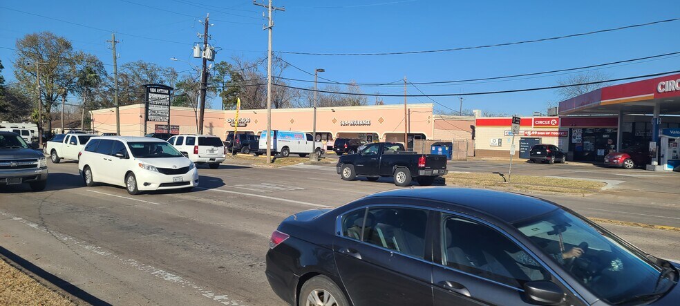 More Photos Of 1808 Antoine Dr, Houston Storefront For Lease
