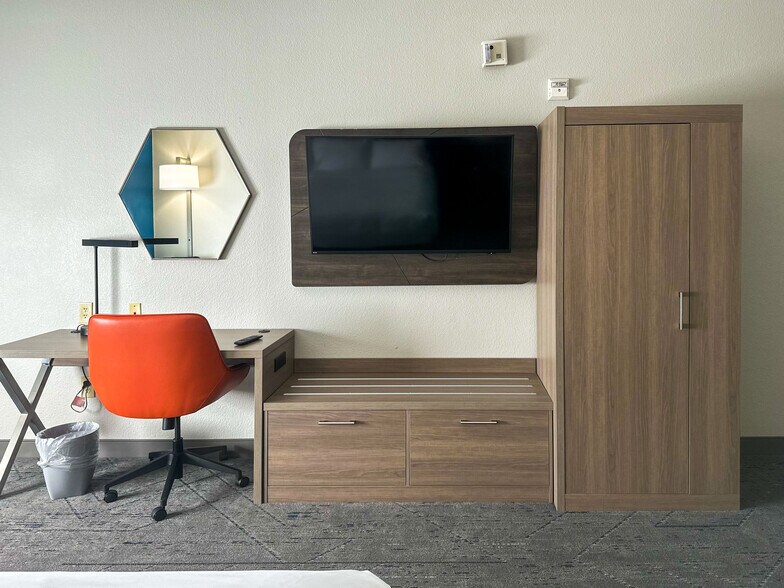 More Photos Of 601 N Sonoma Trl, Ennis Hotel For Sale