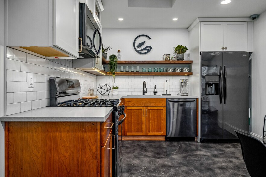 More Photos Of 144 S Main St, Independence Storefront Retail Office For Sale