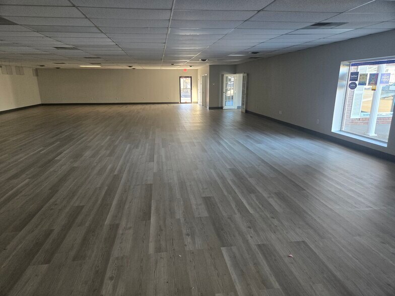 More Photos Of 4631-4671 Bayard Park Dr, Evansville Storefront Retail Office For Lease