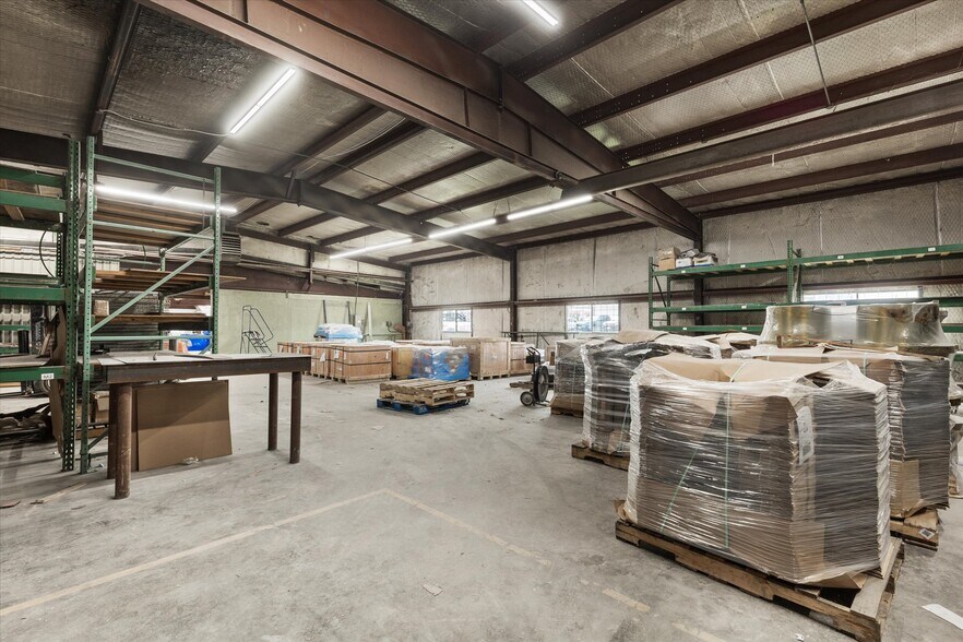 More Photos Of 2305 N Main St, Cleburne Flex For Sale