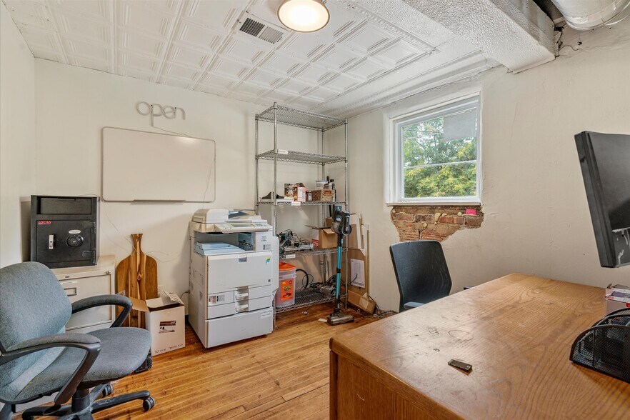 More Photos Of 415 S Thompson Ave, Excelsior Springs Bar For Sale