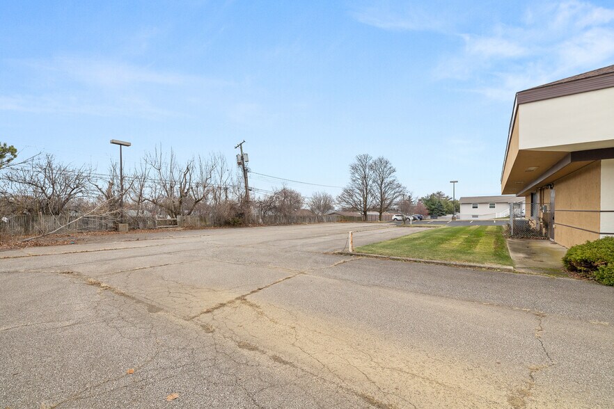 More Photos Of 2050 W Fourth St, Mansfield Medical For Lease