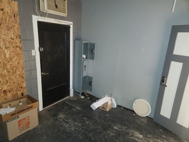 More Photos Of 104 E 38th St, Odessa Storefront For Lease