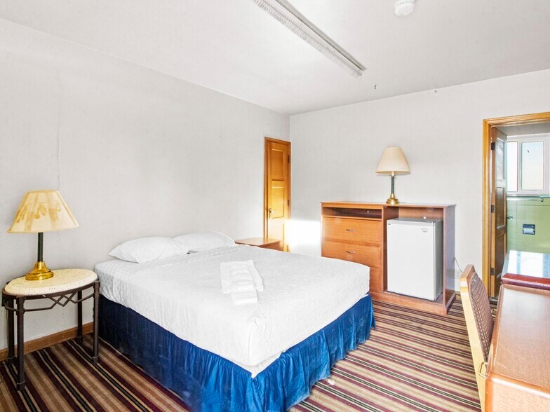 More Photos Of 905 W Spruce St, Rawlins Hotel For Sale