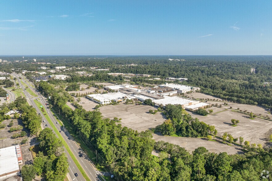 More Photos Of 1500 Apalachee Pky, Tallahassee Department Store For Lease