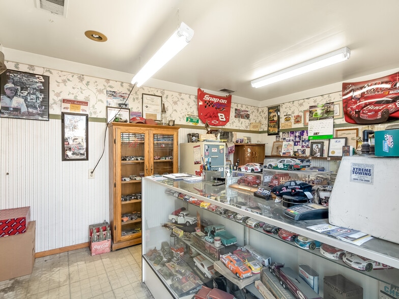 More Photos Of 1019 E Acequia Ave, Visalia Warehouse For Lease