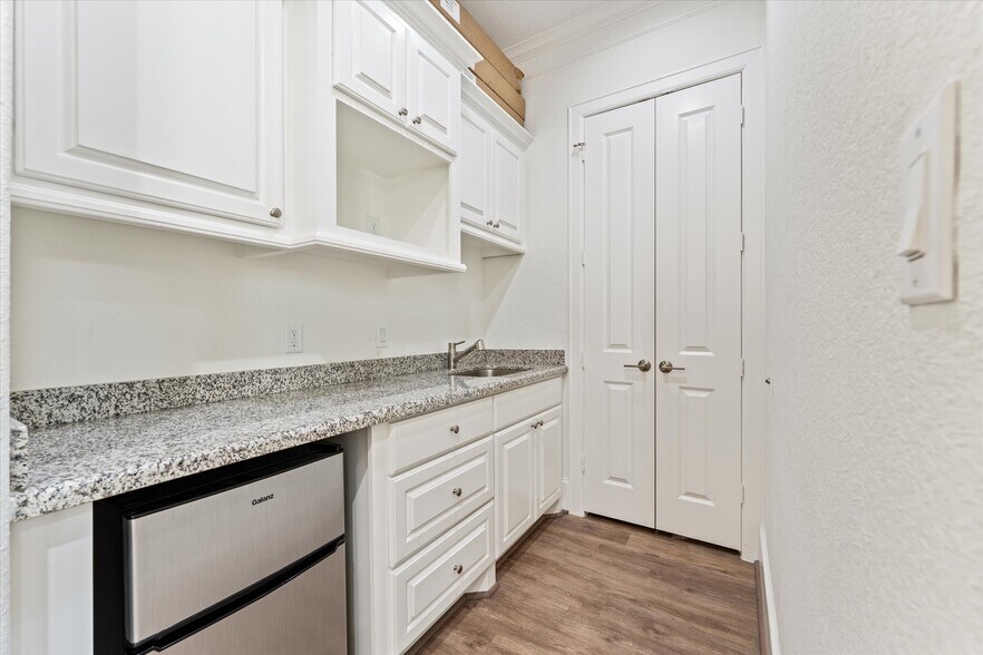 More Photos Of 12254 Queenston Blvd, Houston Medical For Lease