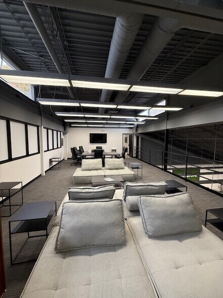 More Photos Of 2485 Directors Row, Indianapolis Office For Lease