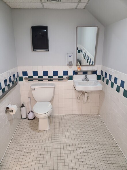 More Photos Of 131 N 5th St, Reading Office Residential For Lease