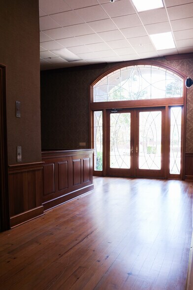 More Photos Of 200 N Canal St, Natchez Flex For Sale