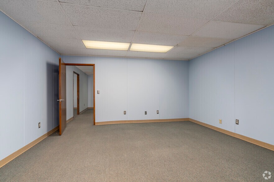 More Photos Of 32969 Hamilton Ct, Farmington Hills Office For Sale