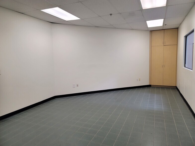 More Photos Of 800 S Rochester Ave, Ontario Warehouse For Lease