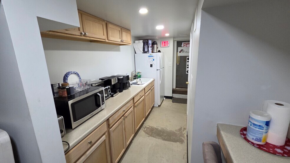 More Photos Of 2808 Douglas St NE, Washington Office For Sale