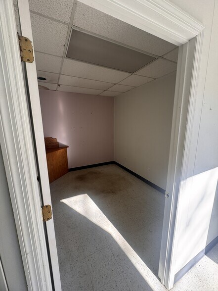 More Photos Of 1421 N Limestone St, Gaffney Office For Sale