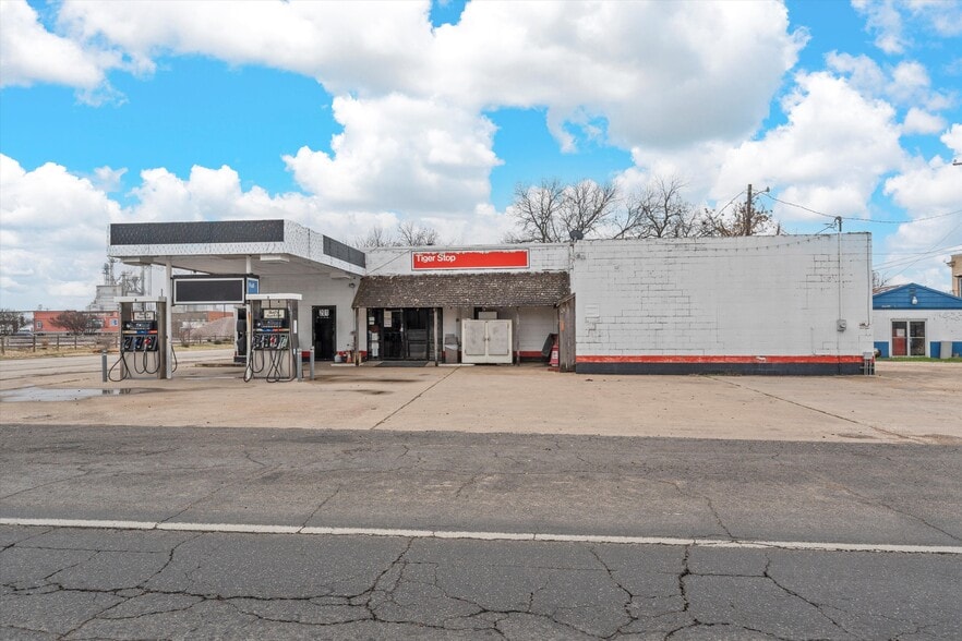 More Photos Of 201 W Oak St, West Service Station For Sale