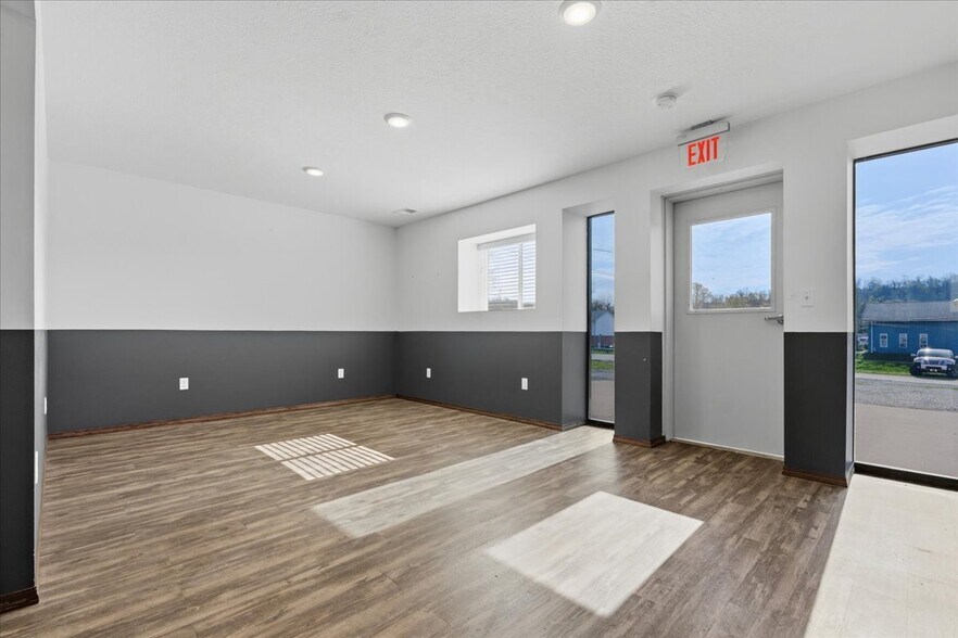 More Photos Of 1010 10th St, Vienna Flex For Sale