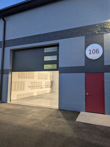More Photos Of 1925 Deer Creek, Monument Showroom For Lease