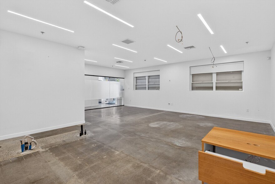 More Photos Of 1322-1326 Obispo Ave, Long Beach Warehouse For Lease