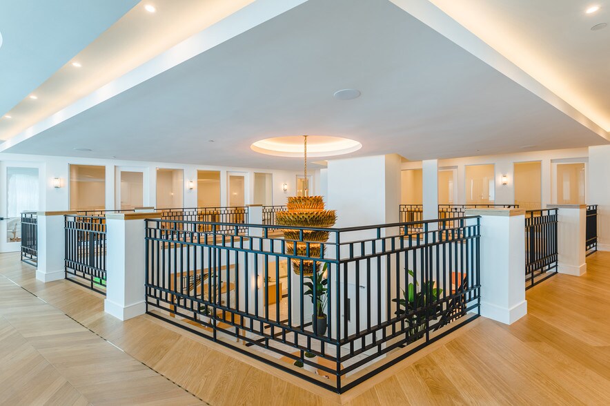 More Photos Of 2211 W Burbank Blvd, Burbank Office For Sale