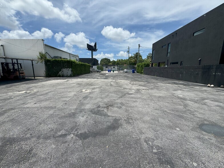 More Photos Of 3910 NW 2nd Ave, Miami Showroom For Sale