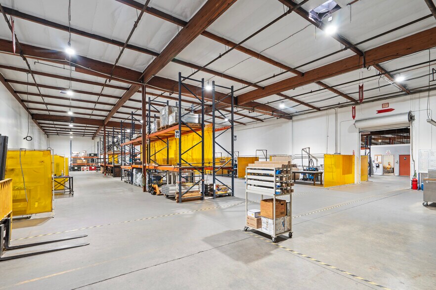 More Photos Of 400 W Gardena Blvd, Gardena Warehouse For Lease