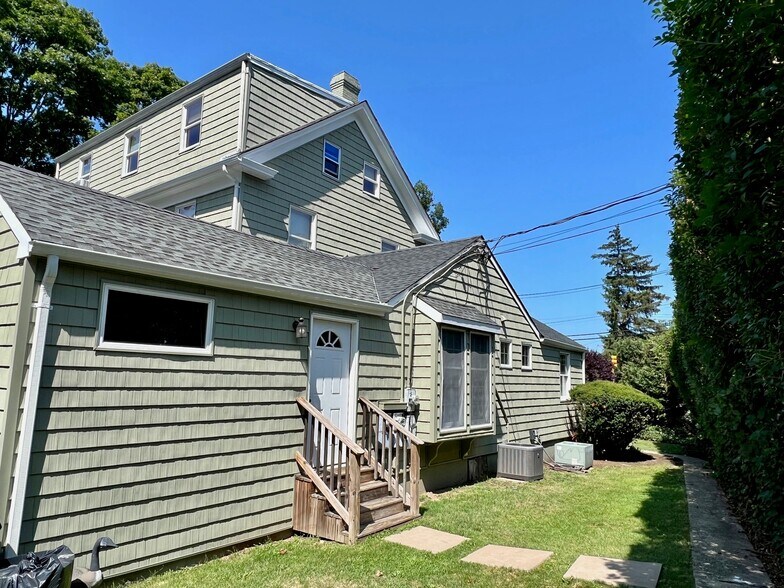 More Photos Of 91 Green St, Huntington Office Residential For Sale