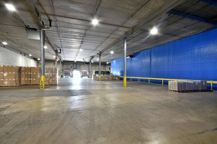 More Photos Of 6363 W 73rd St, Bedford Park Manufacturing For Lease