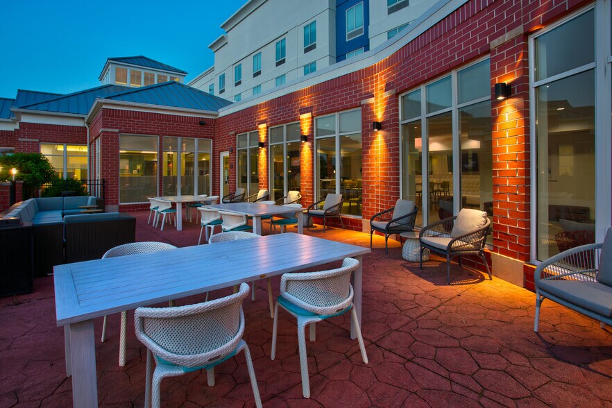 More Photos Of 1300 Cinema Way, Benton Harbor Hotel For Sale