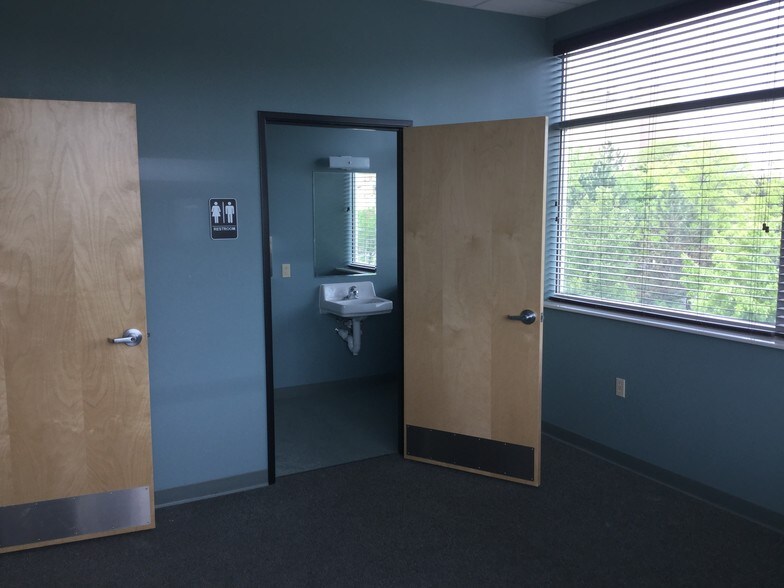 More Photos Of 760 W Eisenhower Pky, Ann Arbor Office For Lease