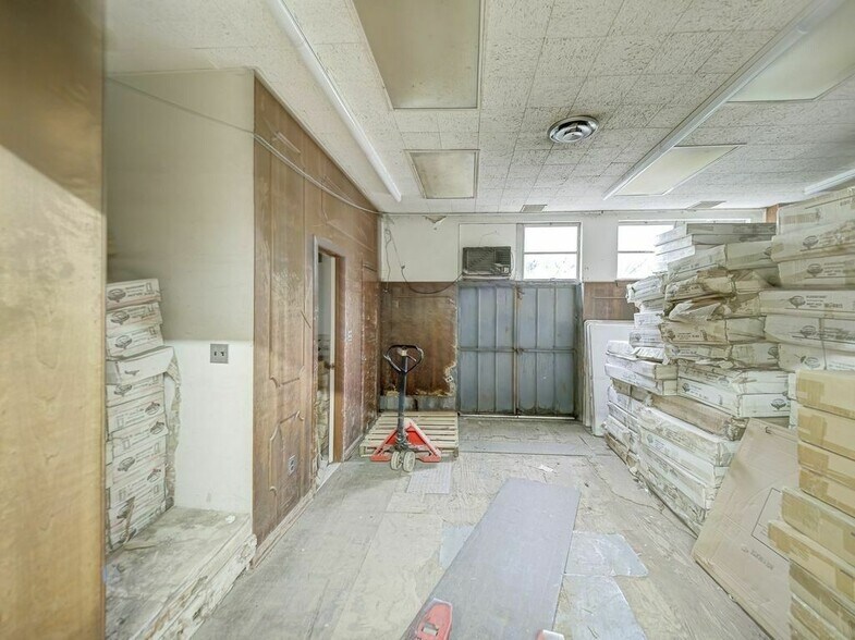 More Photos Of 300-306 W 1st Ave, Roselle Warehouse For Sale