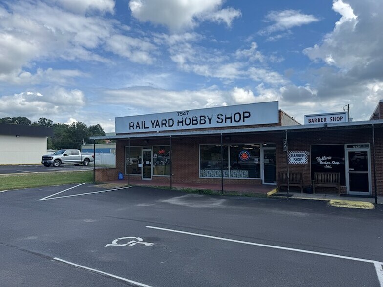 More Photos Of 7547 Williamson Rd, Hollins Storefront For Lease