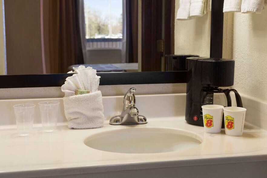 More Photos Of 4120 Williams Ave, Woodward Hotel For Sale