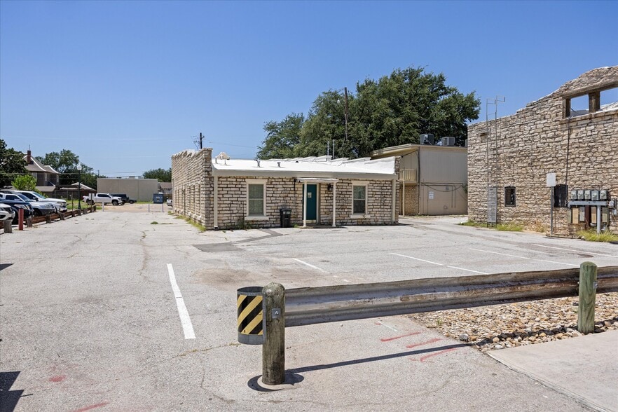 More Photos Of 111 S Houston St, Granbury Loft Creative Space For Sale