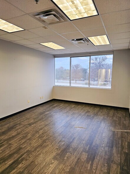 More Photos Of 6508 Tri-County Pky, Schertz Warehouse For Lease