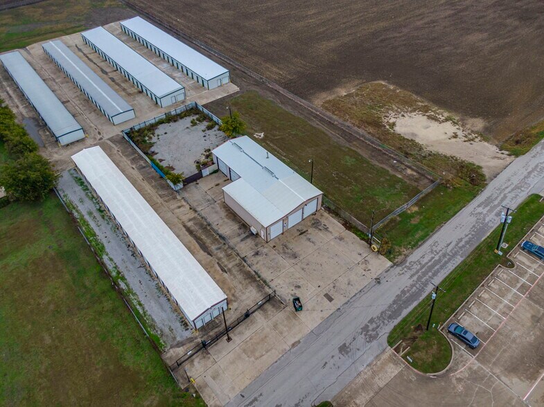 More Photos Of 108 West Gillum, Grandview Warehouse For Sale