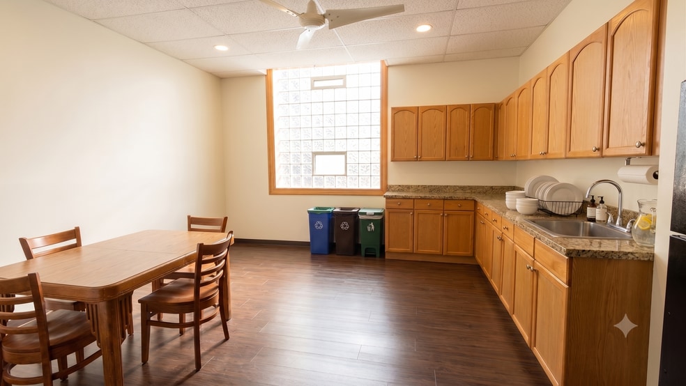More Photos Of 5527-5543 N Broadway St, Chicago Loft Creative Space For Lease