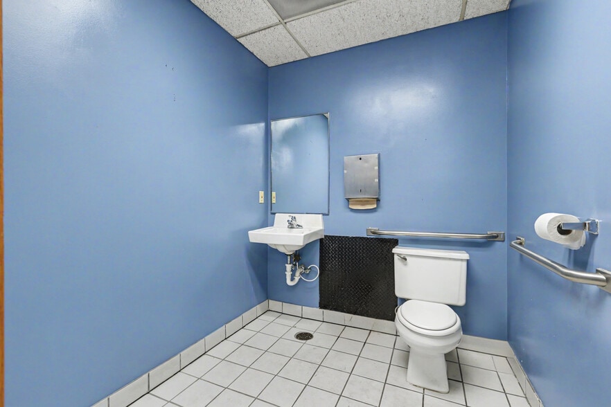 More Photos Of 22976 Outer Dr, Dearborn Flex For Lease